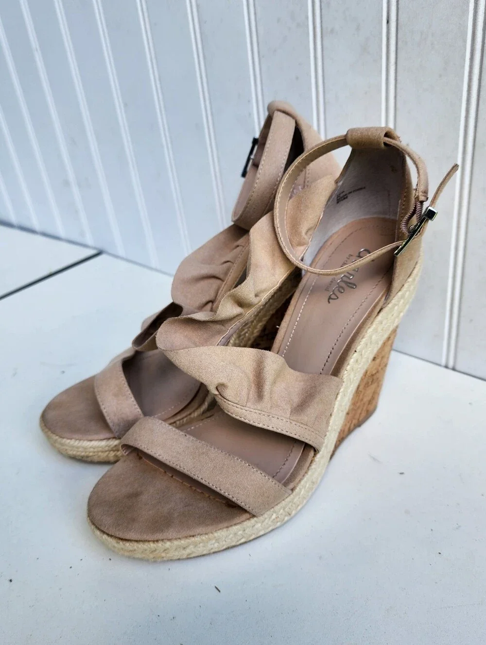 Charles David Women’s Ruffled Beige Suede Espadrille Wedges $170 Size 8.5 M